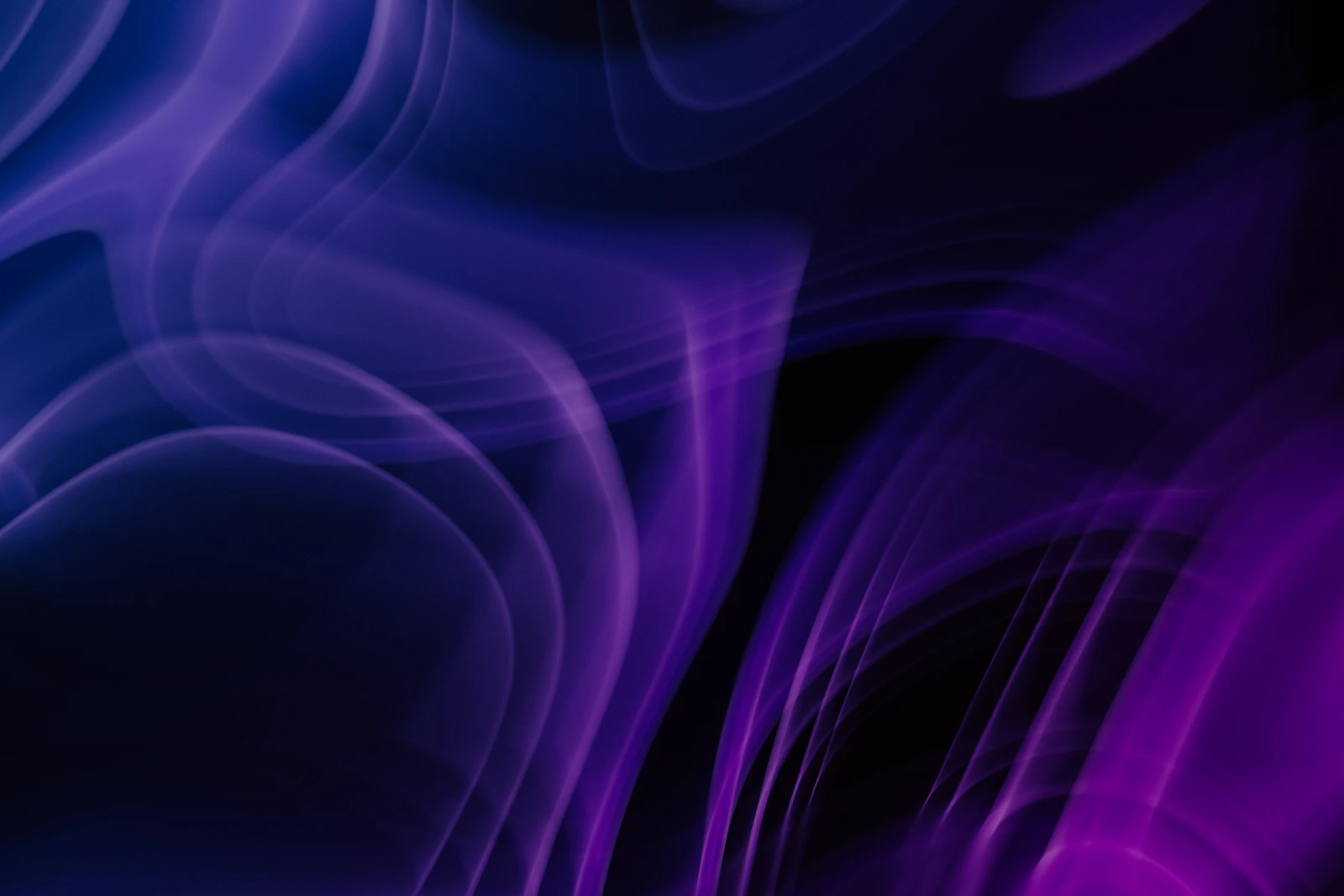 Composition abstraite cinematique violet evoquant un pipeline de production video IA
